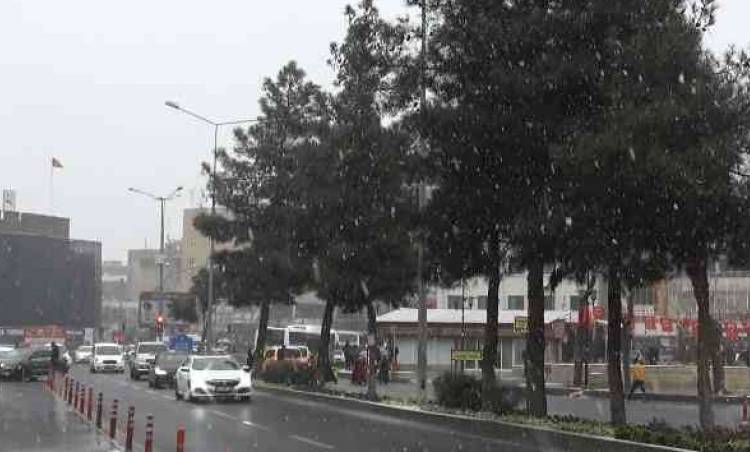 Diyarbakır'da yılın ilk kar yağışı başladı