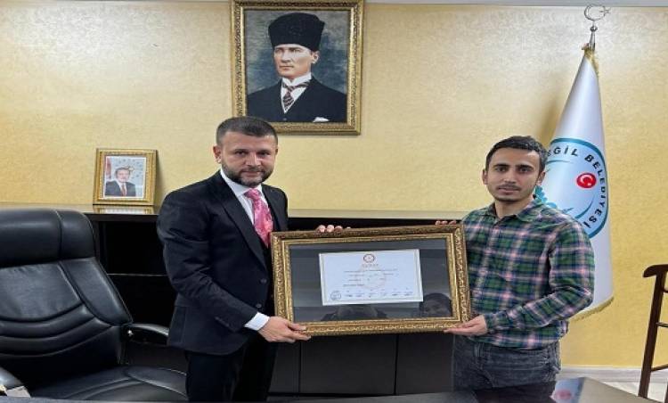 Eğil Belediye Başkanı Fırat Seydaoğlu mazbatasını aldı